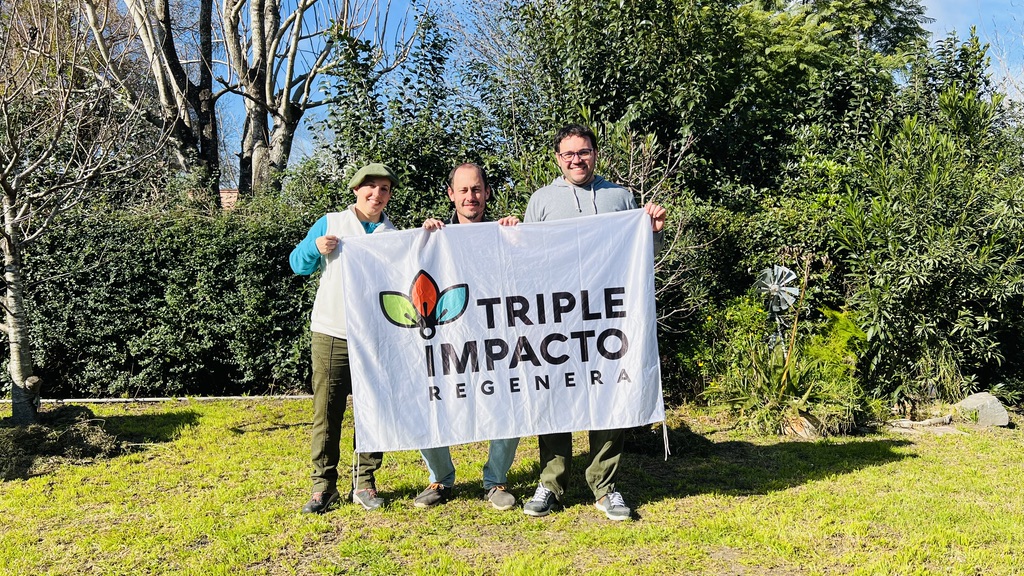 Pedros y sole con la bandera de triple impacto