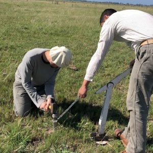 Oscar y Nico instalacion de monitoreo ambiental, colocando calador